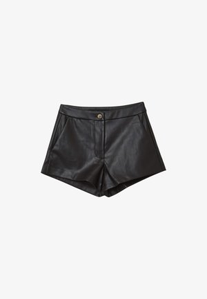 Pantaloni corti in pelle nera con una texture liscia, vita alta e tasche frontali. Presentano una chiusura con un singolo bottone dorato sul davanti.