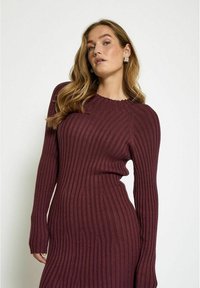 PEPPERCORN ANNA OVER KNEE - Pārliekama kleita - tawny port
