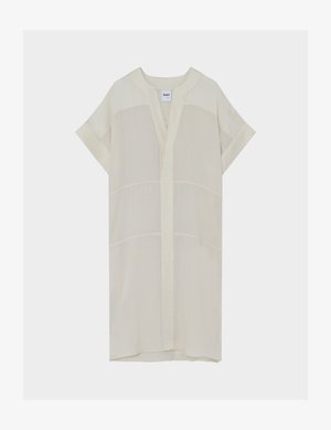 Φόρεμα κοντομάνικο σε ανοιχτό μπεζ χρώμα με ντεκολτέ σε σχήμα V, με άνετη εφαρμογή και οριζόντια ραφές ως λεπτομέρειες. Κατασκευασμένο από ελαφρύ ύφασμα.