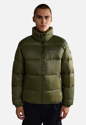 Chaqueta tipo puff verde con cuello alto, diseño acolchado, cierre de cremallera y bolsillos laterales. Fabricada con un material liso y brillante.