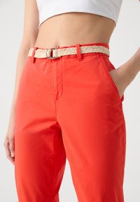 Esprit MIT GÜRTEL - Chino-püksid - red