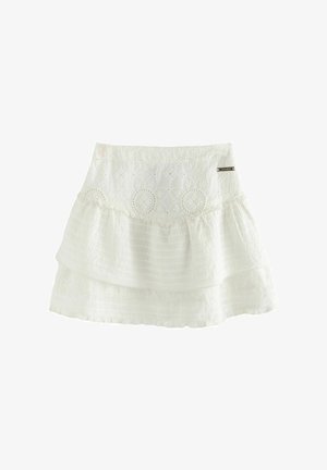 Vit, lager-på-lager kjol med texturerad tyg och blommigt broderimönster samt en subtil randig design. Inkluderar en liten metalltagg.