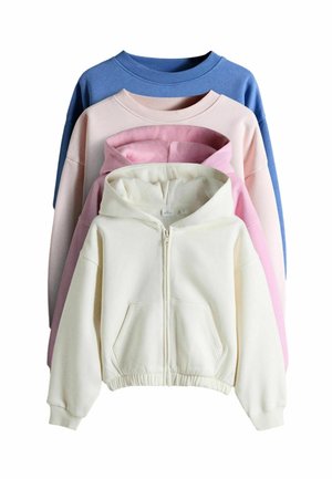 Drei gefaltete Sweatshirts gestapelt: vorne ein cremefarbener Kapuzenpullover mit Reißverschluss, in der Mitte ein rosa Pullover, hinten ein blauer Pullover, alle mit langen Ärmeln und gerippten Bündchen.