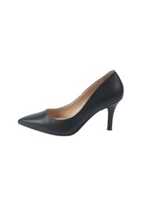 Cocktail à talon aiguille de couleur noir, avec un bout pointu et une semelle intérieure beige, le tout sur fond blanc.