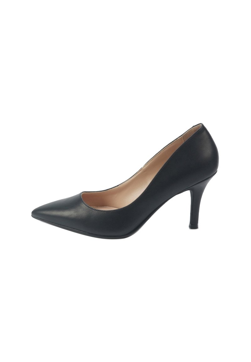 Cocktail à talon aiguille de couleur noir, avec un bout pointu et une semelle intérieure beige, le tout sur fond blanc.