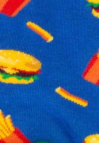 Tissu bleu avec des motifs colorés d'un cheeseburger, de frites et d'une tranche de pizza.