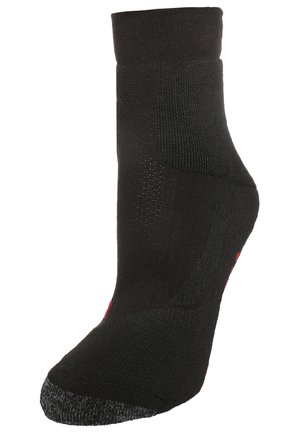 Chaussette noire jusqu'à la cheville avec un design texturé, un orteil renforcé et un accent rouge. Comprend des zones en maille pour la respirabilité et un ajustement snug.