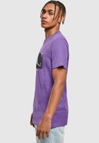 Mister Tee PRAY - Print T-shirt - ultraviolet