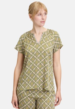 Haut à manches courtes en tissu léger avec un motif géométrique vert, jaune et rose ; présente un décolleté en V et des détails froncés.