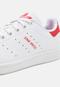 adidas Originals STAN SMITH UNISEX - Sapatilhas - footwear white/better scarlet