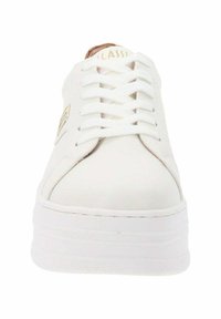 Białe syntetyczne sneakersy z zaokrąglonym noskiem, teksturowaną podeszwą platformową, płaskimi białymi sznurowadłami oraz złotym logo po boku.