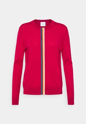 Rød cardigan med lange ærmer, rund hals og en lodret flerfarvet stribe (blå, pink, gul, hvid) ned foran i midten.