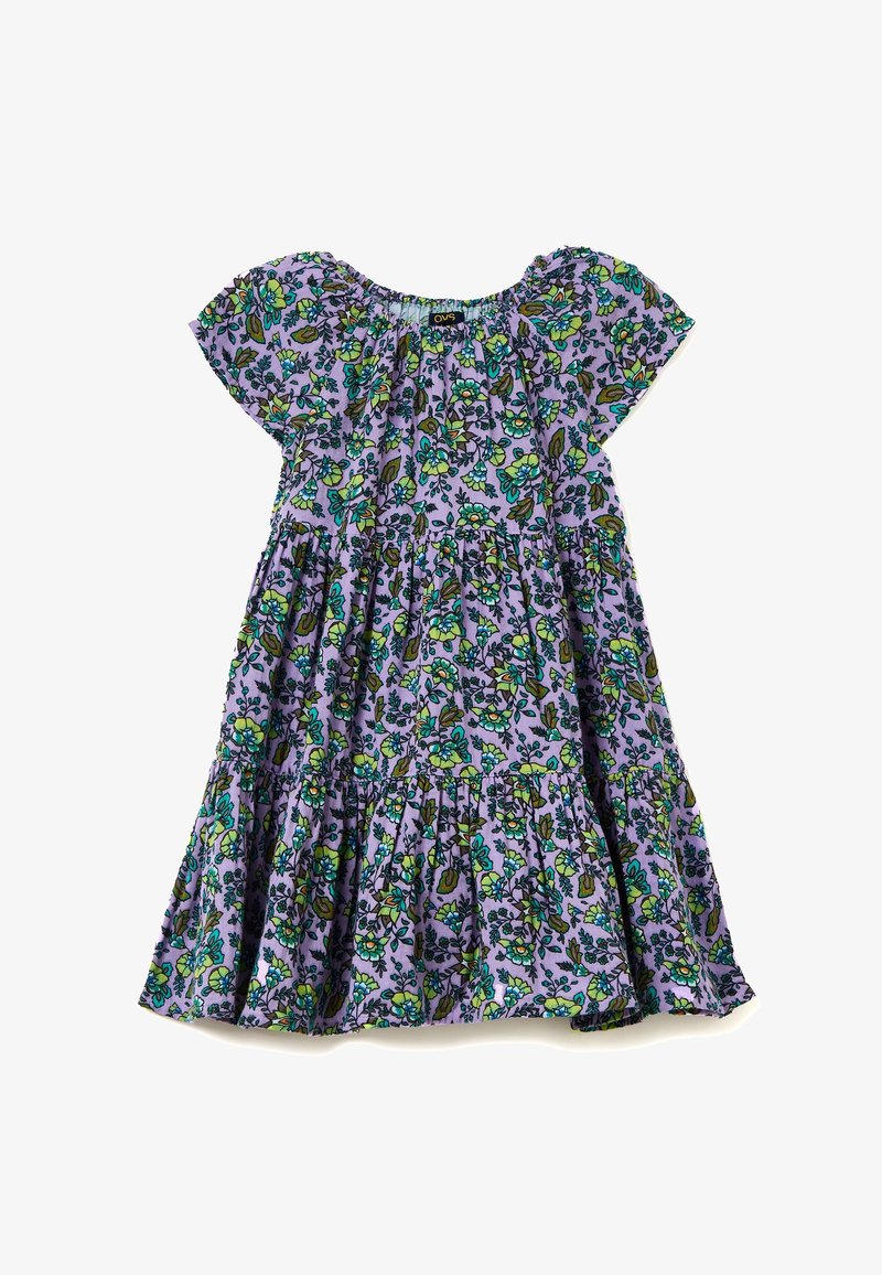 Robe violette à manches courtes avec un ourlet à volants et un motif floral vert, bleu et jaune, avec un col froncé et une coupe ample.
