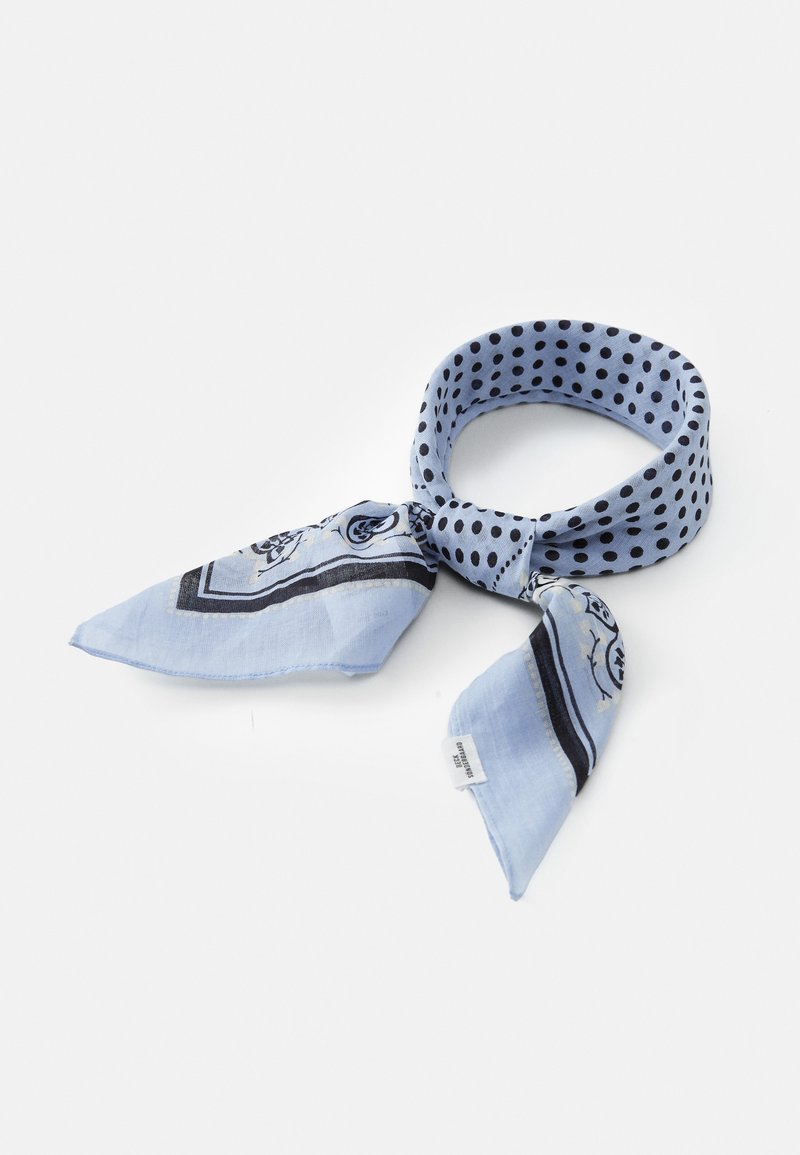 Vaaleansininen huivi, jossa on mustia pilkkuja ja kukkakuoseja. Pehmeä, sileä kangas, jossa on kapea nauha ja terävät päät. Minimalistinen muotoilu.