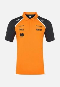 Pomarańczowa koszulka polo z czarnymi krótkimi rękawami, kołnierzykiem oraz logo takich marek jak McLaren, Dell i Mastercard z przodu i na rękawach.
