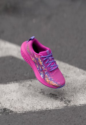 Scarpa da atletica viola con tomaia in mesh testurizzato, caratterizzata da un vivace motivo multicolore e una suola ammortizzata per il comfort.