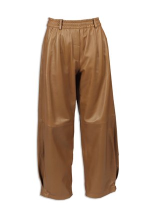 Bruine wijde broek van imitatieleren met elastische tailleband, riemlussen en gestikte kniepaneeltjes.