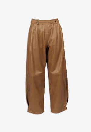 Pantaloni marroni a gamba larga in ecopelle con vita elastica, passanti per cintura e pannelli cuciti sulle ginocchia.