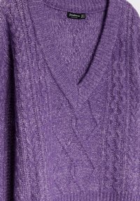 Pull violet à col en V en maille torsadée avec col côtelé et motifs losanges texturés, étiquette taille EUR S, fabriqué en Chine.