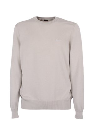 Jasnobeżowy sweter z długim rękawem i okrągłym dekoltem, z prążkowanymi mankietami i dołem, z małym logo "BOSS" na lewej piersi.