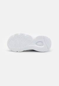 Suela de zapatilla deportiva blanca con diseños texturizados, estrías y una zona acolchada. Fabricada con material de goma duradero, que ofrece agarre y soporte.