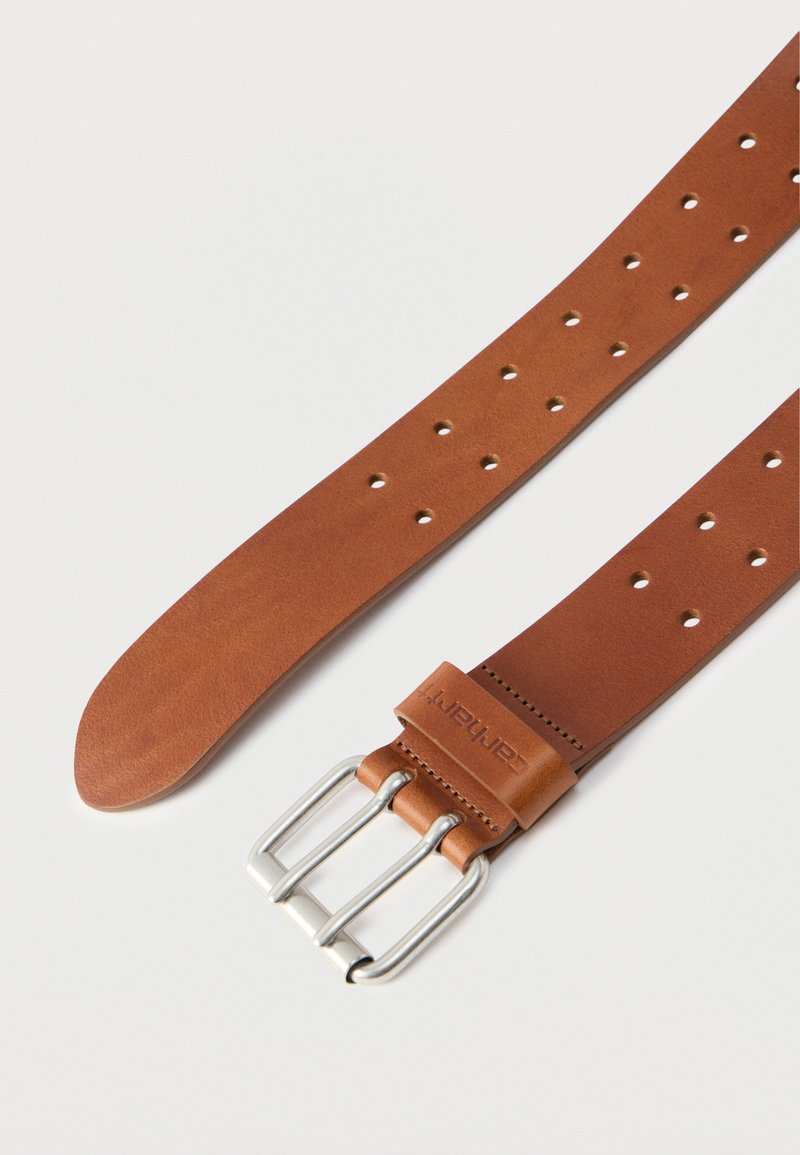 Brauner Ledergürtel mit mehreren Löchern, silberner Metallschnalle und glatter Textur. Mit Markenprägung auf dem Lederband in der Nähe der Schnalle.