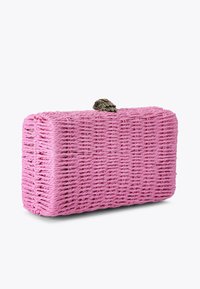 Kwadratowa kopertówka z wplecionego różowego materiału o fakturowanym wykończeniu. Posiada ozdobny mosiężny zamek w kształcie małego zwierzęcia.