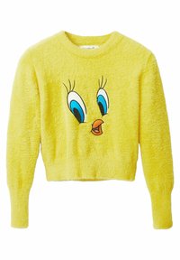Suéter recortado amarillo y esponjoso que presenta una cara de personaje bordada con grandes ojos azules y un pico naranja en la parte delantera. Mangas largas.