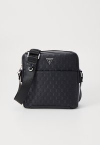 Bolso cruzado negro con patrón en relieve, material sintético, correa ajustable, cierre de cremallera y acento de logo en tono plateado.