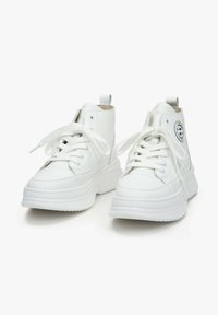 Witte hoge sneakers van soepel leer, met platte veters, ronde neus en een getextureerde rubberen zool met een logo-accent.