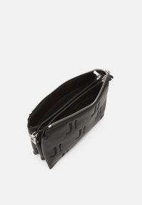 Borsa in pelle nera con dettagli embossati e zip argentate. L'interno presenta due scomparti, una texture liscia e una forma strutturata.
