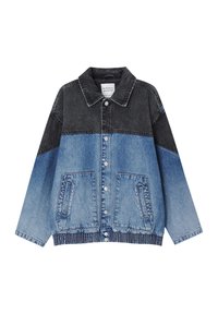 Chaqueta vaquera con diseño a bloques de color en tonos gris oscuro y azul claro, botones a presión, dos bolsillos delanteros y dobladillo fruncido.