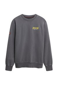 Sudadera de cuello redondo en gris oscuro con mangas largas, puños acanalados y un logo amarillo de "Superdry Supply Co." en el pecho.