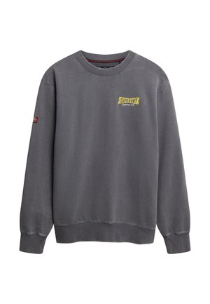 Sudadera de cuello redondo en gris oscuro con mangas largas, puños acanalados y un logo amarillo de "Superdry Supply Co." en el pecho.