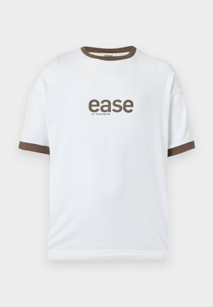 Biały bawełniany t-shirt z brązowym kołnierzem i mankietami na rękawach. Na przodzie nadrukowane słowo "ease" w kolorze brązowym, a poniżej napis "lo-fi summer life".