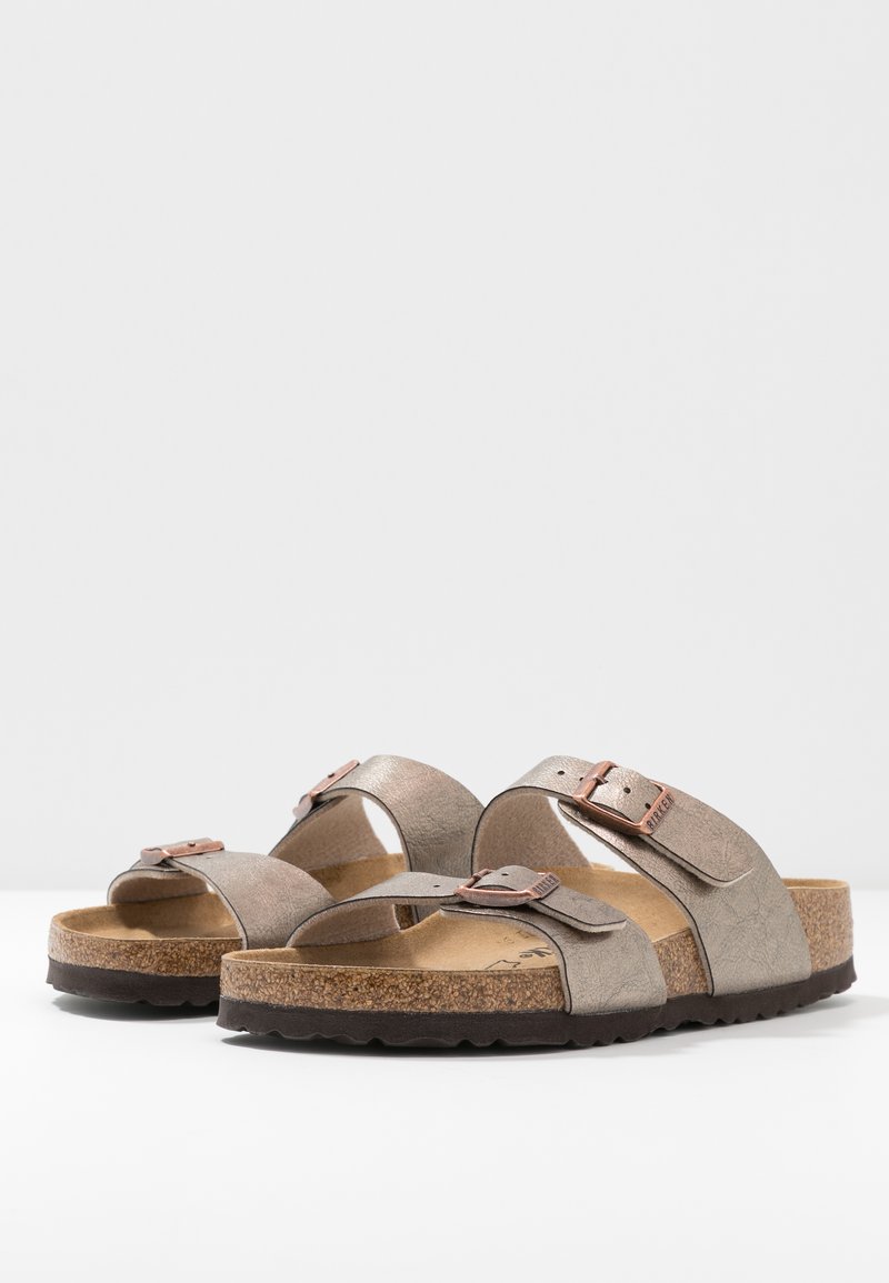 Braune metallische Slip-On-Sandalen mit zwei verstellbaren Schnallen, Korkfußbett und strukturierten veganen Lederriemen. Leichtgewichtiges und lässiges Design.