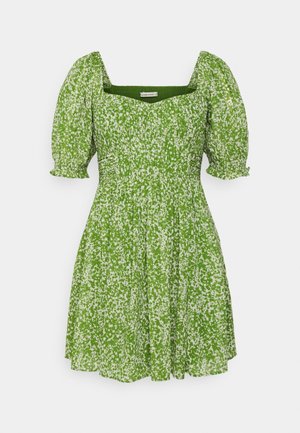 Zielona krótka sukienka z białym kwiatowym wzorem, bufkami o długości do łokcia, kwadratowym dekoltem i dopasowaną talią.