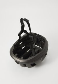 Cască de ciclism neagră cu curele ajustabile, design ventilat, exterior neted și căptușeală interioară texturată pentru confort și siguranță.
