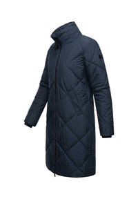 Abrigo largo acolchado azul marino con cuello alzado, cierre frontal, bolsillos laterales y puños elásticos. Textura suave con patrón en diamante.