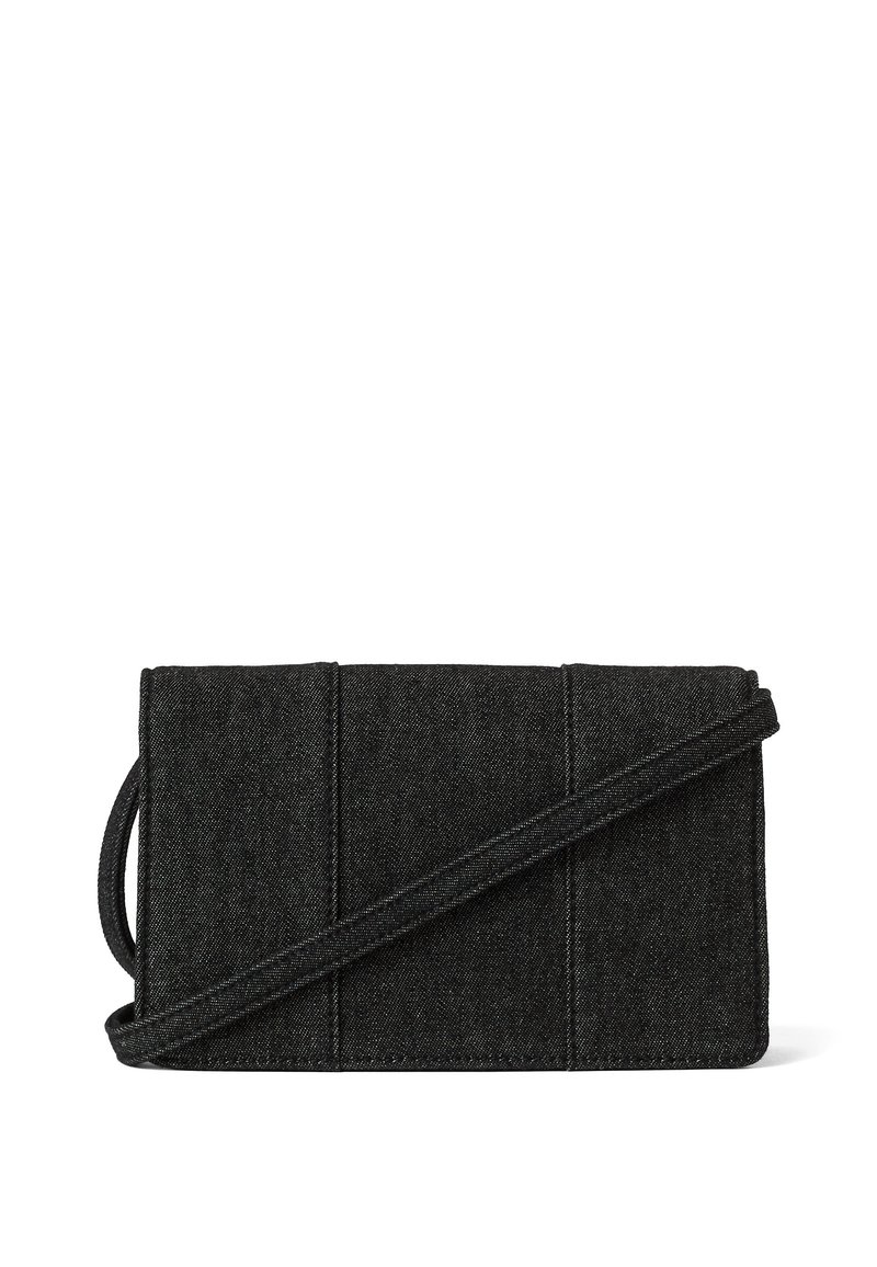 Sac de crossbody en denim noir avec un design plat, une forme structurée et une fine sangle. Présente des coutures visibles et une texture lisse.