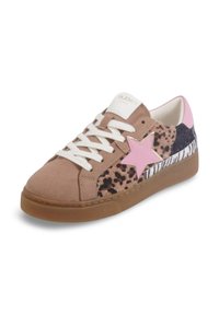 Baskets basses en suédine beige, imprimé léopard et zèbre, détail étoile rose, lacets blancs et semelle en caoutchouc beige.