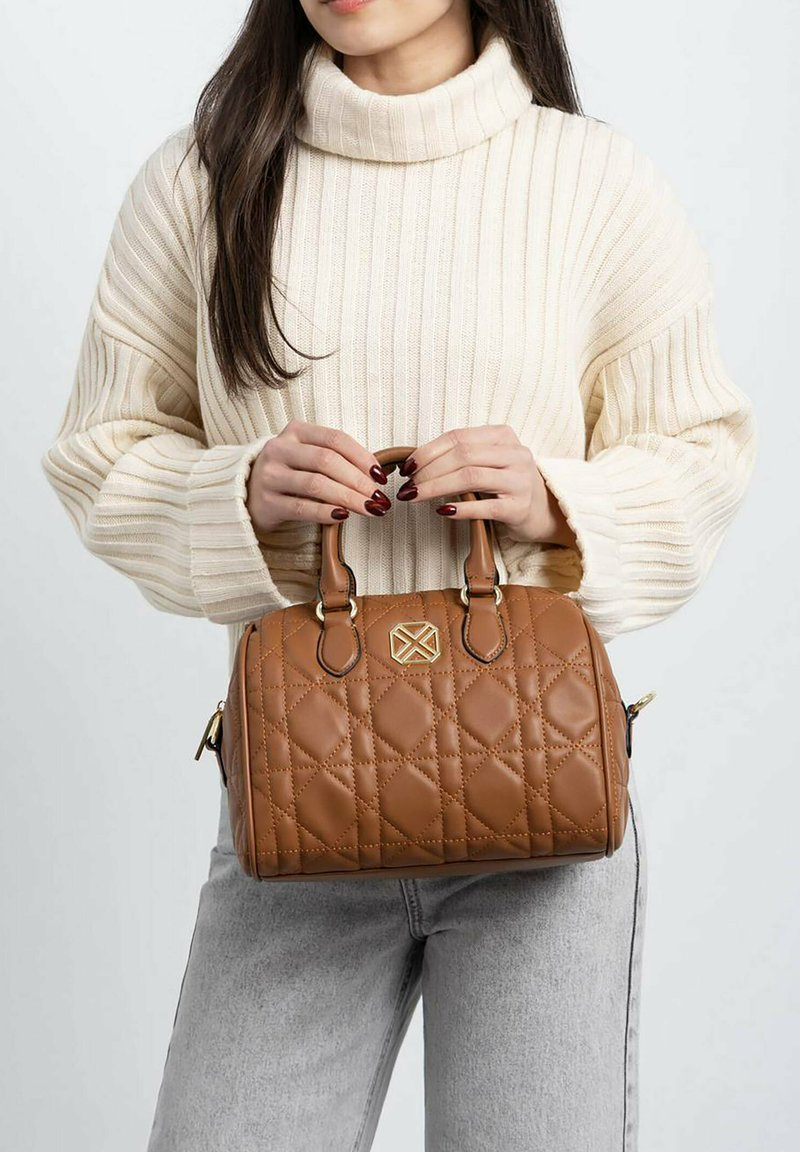 Bolso acolchado marrón con asas dobles, detalles en dorado y un logotipo. Una textura suave complementa el diseño ovalado compacto.