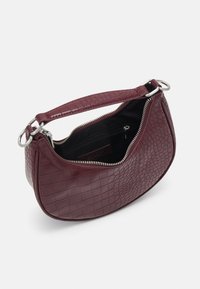 Sac à main en simili cuir bordeaux à texture crocodile, forme courbée, ferrures argentées, et fermeture éclair, avec un intérieur noir doté d'une poche.