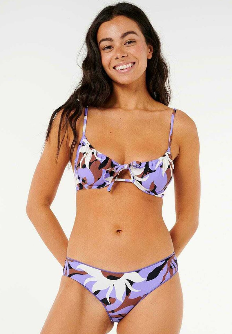 Ensemble de bikini floral avec une palette de couleurs violet, blanc et marron. Le haut a des bords volants et des bretelles réglables ; le bas est un style taille basse assorti.