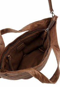 Sac à épaule en cuir marron avec un design texturé, fermeture éclair et une poche intérieure. L'intérieur est doublé d'un tissu foncé.
