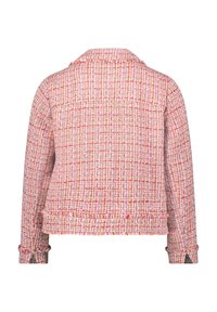 Tkaninowa różowo-pomarańczowa marynarka z kołnierzem, długimi rękawami i postrzępionymi akcentami przy mankietach i u dołu. Zaprezentowany widok z tyłu.