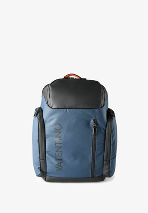 Zaino in nylon blu con dettagli neri, dotato di parte superiore imbottita, logo sul lato e tasche con cerniera sul davanti e sui lati.