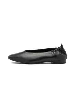 Ballet flat nera in pelle con punta appuntita e un retro morbido arricciato. Presenta un tacco basso per il comfort e una texture liscia in tutto il corpo.