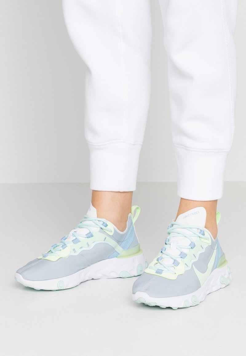 nike sportswear react 55