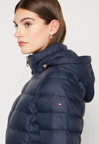 Tommy Hilfiger TYRA  - Puhovka – plašč - desert sky